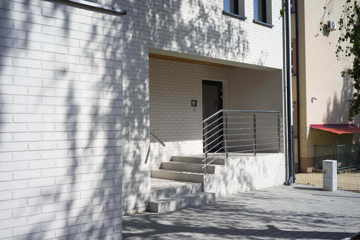 kompozycja prostych brył: jasna baza + drewniana nadbudowa